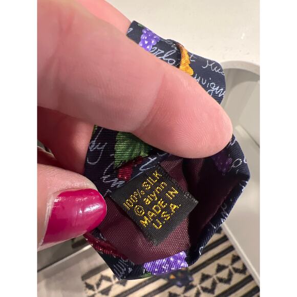 Alynn Neckwear men’s Wine Grapes silk tie - Picture 4 of 4